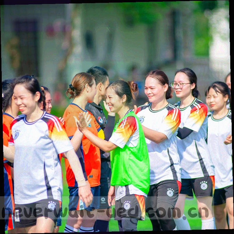 秒表特写，指针与数字清晰锐利，冷色调光线打在金属表面